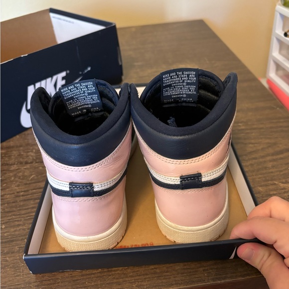 Nike Air Jordan 1 Retro High Womens Size 6 US Pink Barbie Atmosphere Bubblegum - Picture 4 of 9